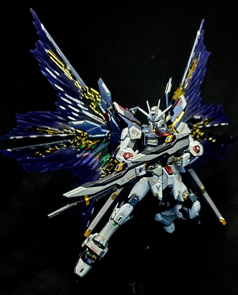 ポーズをつけようとするとあちこちパーツが外れ(特にサーベル)、ドラグーンまで含めた撮影は今回断念しました。そのうち、ドラグーン射出状態で撮影したいと思います。