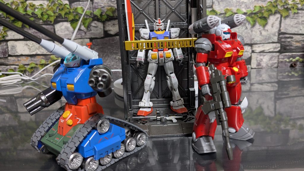 ３体並べるとカッコいい。キャノンとタンクは知り合いより、何もしなくて良いのでただ作ってくれと言われて製作したものですが、タンクは他と比べて物足りなかったので、我慢できず全塗しました。これから知り合いの物となってしまう為、とりあえず撮影しました。