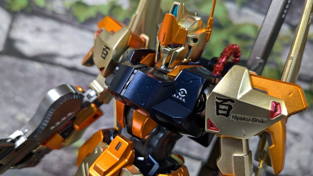 紺のパーツは流行りのプリズムブルーブラック、レッドのパーツはパールプレミアムレッドブリリアント、関節及び武器類のカラーはスターブライトアイアン、シルバー部はスターブライトシルバーで塗装しました。結果、ハデになってしまいました。