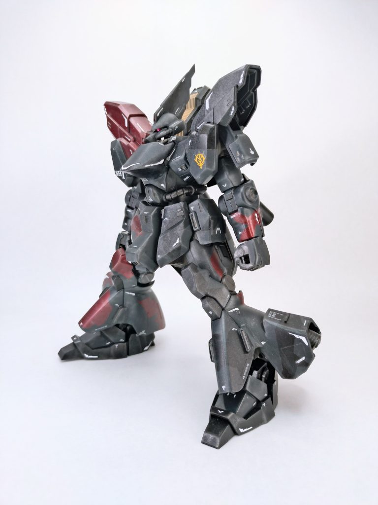 HGサザビーをベースにMGシナンジュ・スタイン、HGメッサーのミックス。スタイル完コピではなく “特徴を捉えたアレンジ” で纏める事を目指しました。細かい製作過程は「製作記録」をご覧下さい。以前作ったBD1とグフカスのストーリーから繋げ、カラーリングはグフカスと同じ色使い、左右非対称のスプリッター迷彩はBD1から継承しています。何とか形には仕上げ、一応ブンドド撮影も出来ていますが、ツギハギだらけの混ぜ物な上にあちこちパテで重くなっていて関節の保持力や耐久性に難ありw