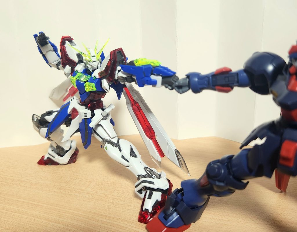 ゴッドフィンガーや流派東方不敗の(挨拶)ポーズを取れるのは嬉しいところです。(早くRGのマスターガンダムが欲しいところ)