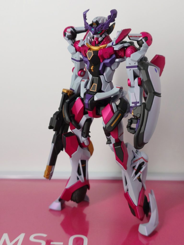 ネタとしての鮮度優先で、軽くゲート処理した以外はキットのままです。金色部分の一部塗り分け箇所は付属のシールを塗装して貼り付けるという横着。