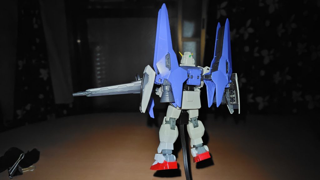 バックパックのヒュージブースター。大型バーニア二基で小振りのシールドを懸架してる。