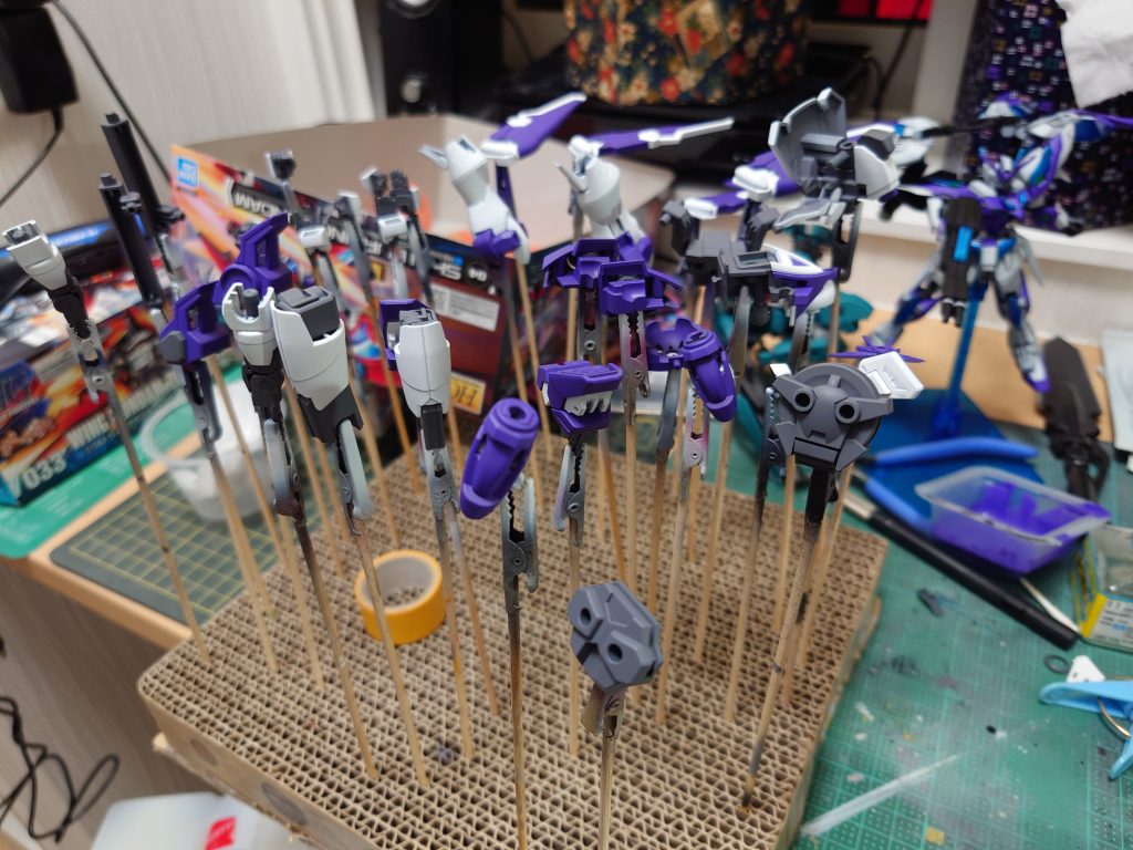 艶消し乾燥待ち。後にゼロ吹雪が見えます。