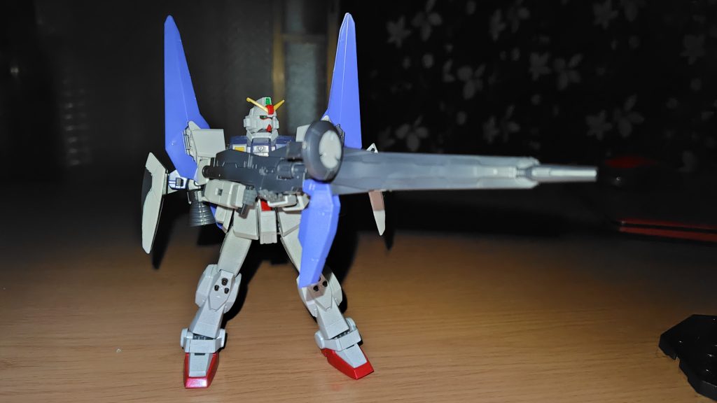 構えて左側も見せた。かなりのロングバレルな為、保持するにも一苦労します。