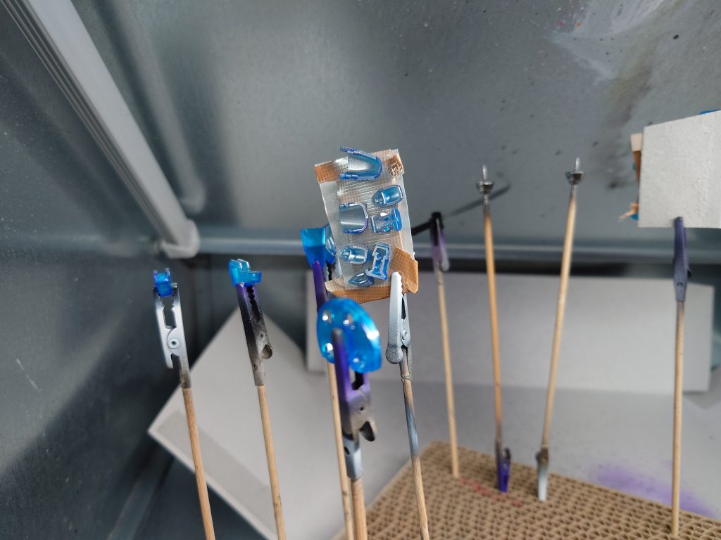 クリアパーツの後にシルバー吹中