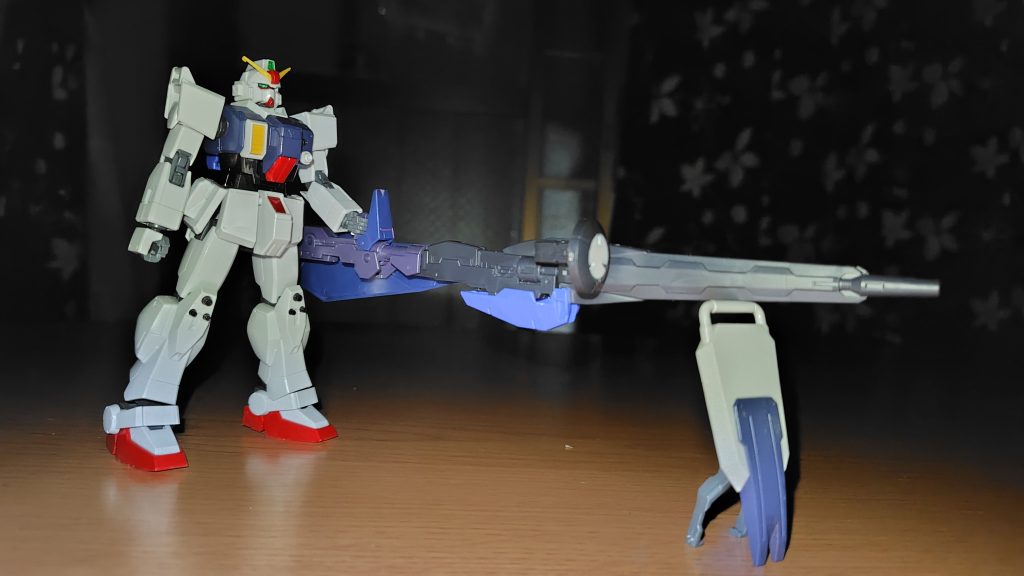 ゼルトザームのフォールディングデストランチャーのバレルを交換した姿。もう保持が不可能なのでシールドをバイポッドみたく乗せて構え。