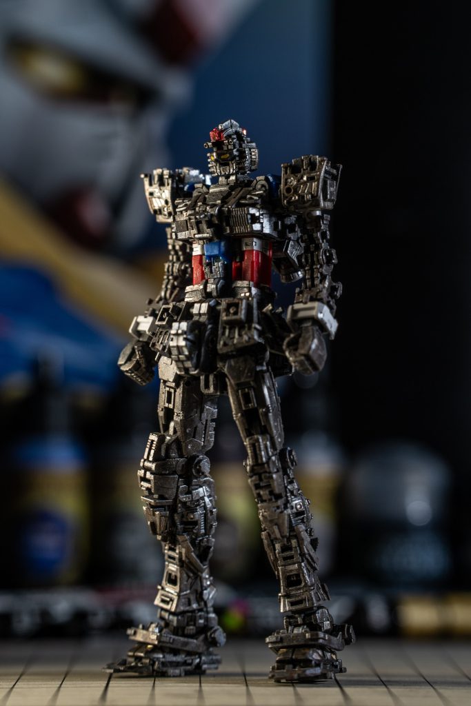 フレームはアーミーペインターのガンメタルでドライブラシをベースに4アーティストマーカーなどで部分塗装してます。