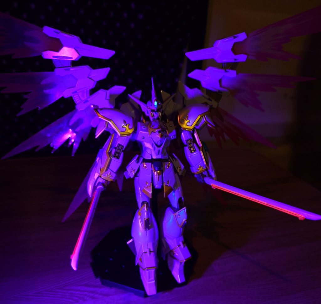 額、武器はブラックライトで光るようにしています。額にはガイアノーツの蛍光クリアーを使用