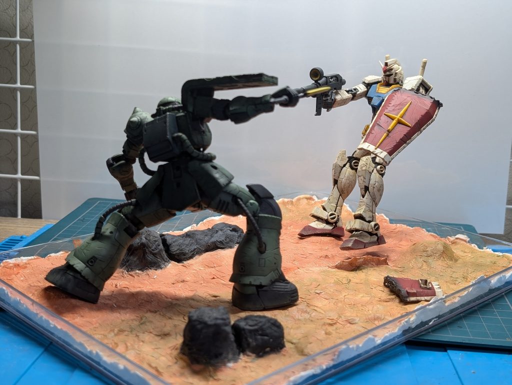 ザクとガンダムは鉄ヤスリを適当に当ててダメージを付けました。 