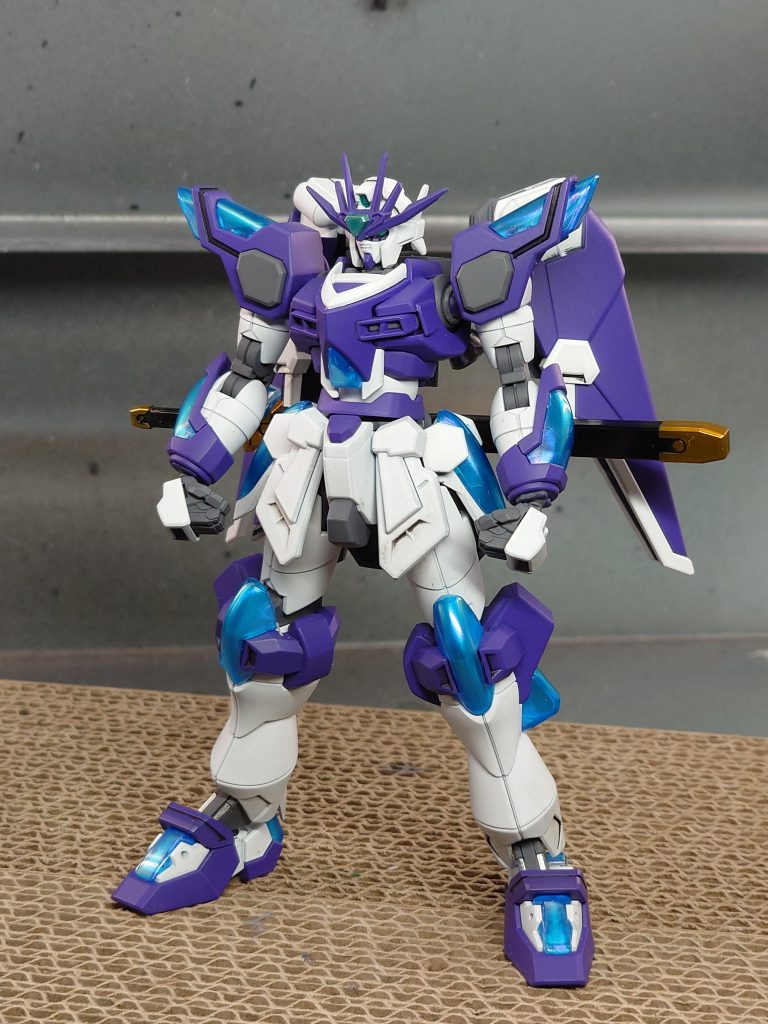 偏光素材を生かすため、クリアブルーのパーツは裏からシルバーを吹くだけにしています。紫:ガイアのパープルヴァイオレット白:ガイアのEXホワイトグレー:ガイアのメカサフヘヴィ