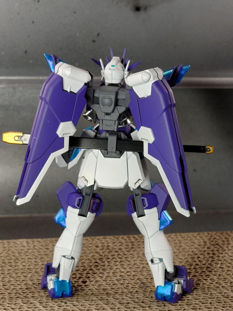 バックパックのスラスターが小さかったので、ウイングゼロ炎の余剰パーツを貼り付けました。