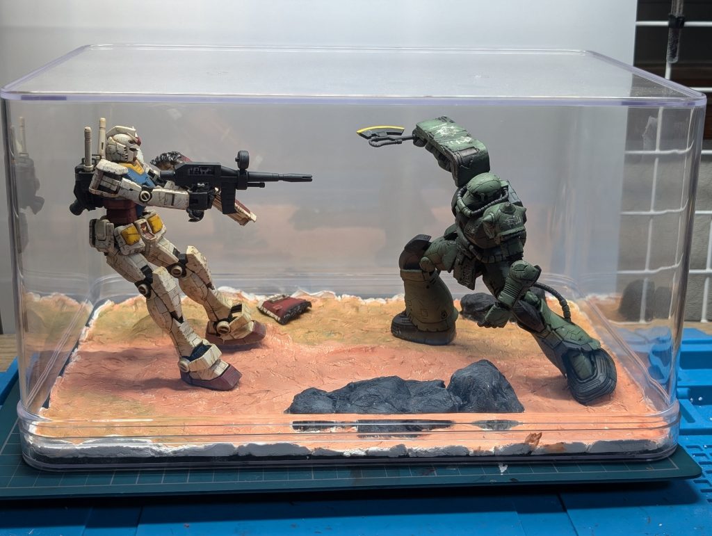 100均にあったクリアボックスみたいなのが丁度いいサイズでこの状態でディスプレイしてます