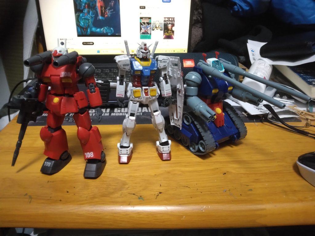 私の汚い机の上での撮影ではありますが、とりあえずWB隊のMSトリオをば。ガンダムだけ初代RGです。お見苦しくて申し訳ないです。では今回はここでお開き。