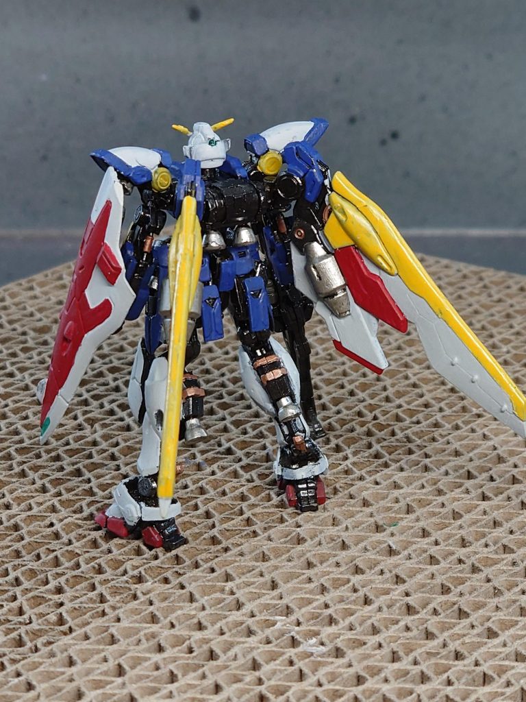 知識なく思いつきで塗り始めました。メカ感がほしい→下地にスターブライトアイアンを吹いて、艶あり吹いておこう。という思考になり、やってしまいました。