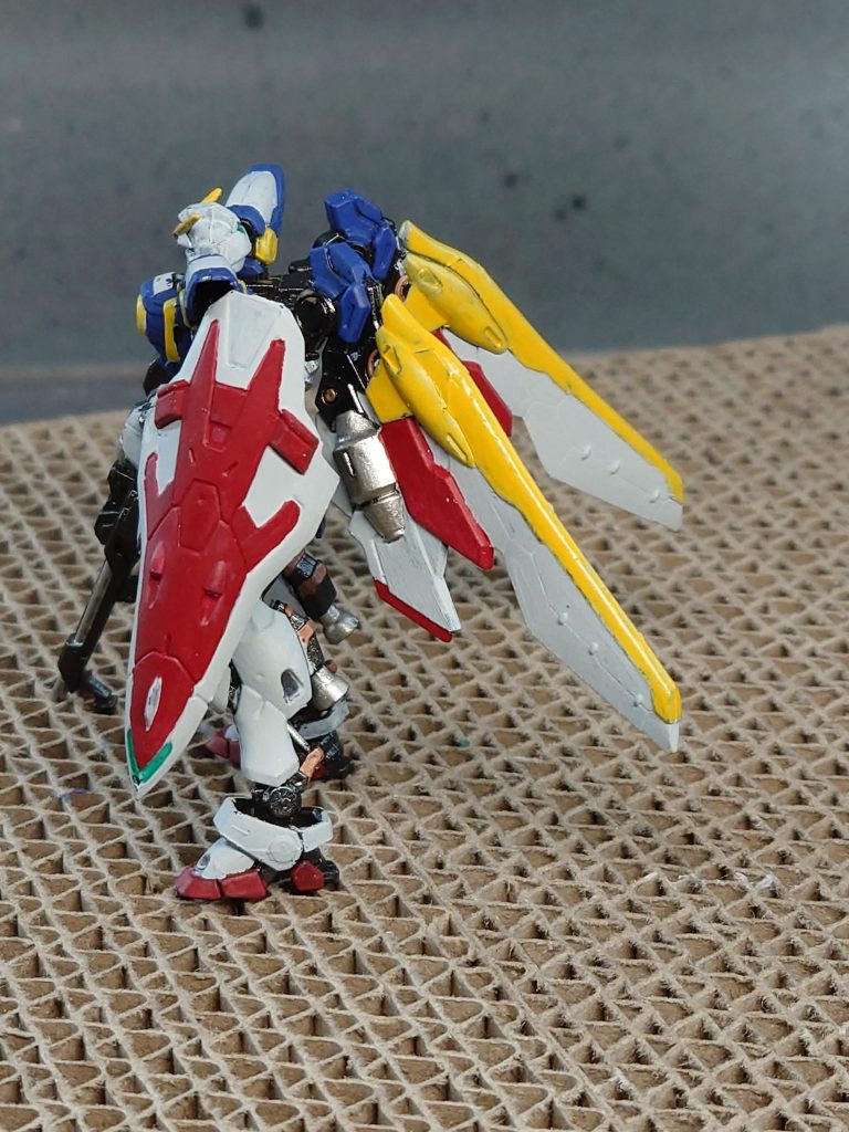 ふだんはhgでマスキングとエアブラシなので、久しぶりの筆塗りです。粗が目立つので、ちゃんと墨入れしたほうがいいのでしょうが、塗り終わったことが嬉しくなってしまいました。トールギスも手に入れたので、もう少し研究してから塗りたいと思います。