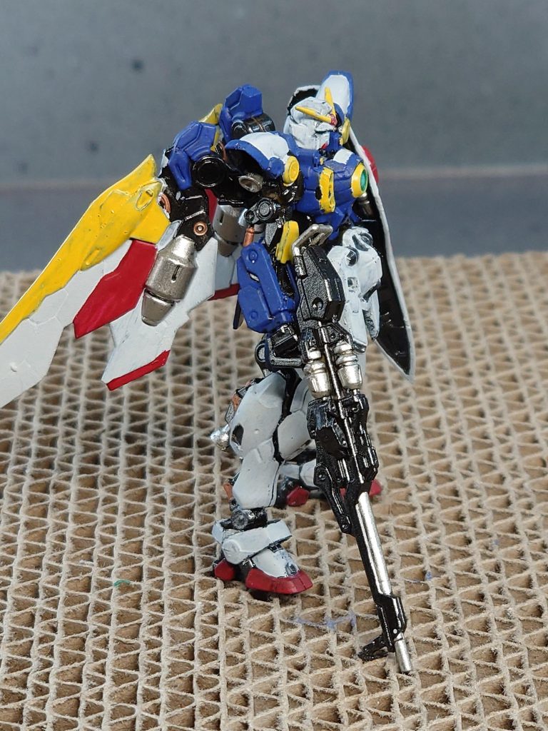 カラーは白→シタデルカラーのCORAX WHITE赤→シタデルカラーのMEPHISTON RED青→シタデルカラーのMACRAGGE BLUE黃→水性ホビーカラーのガンダムイエローシルバー→タミヤカラーエナメルのチタンシルバー