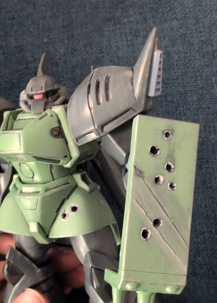 盾や腰に弾痕！