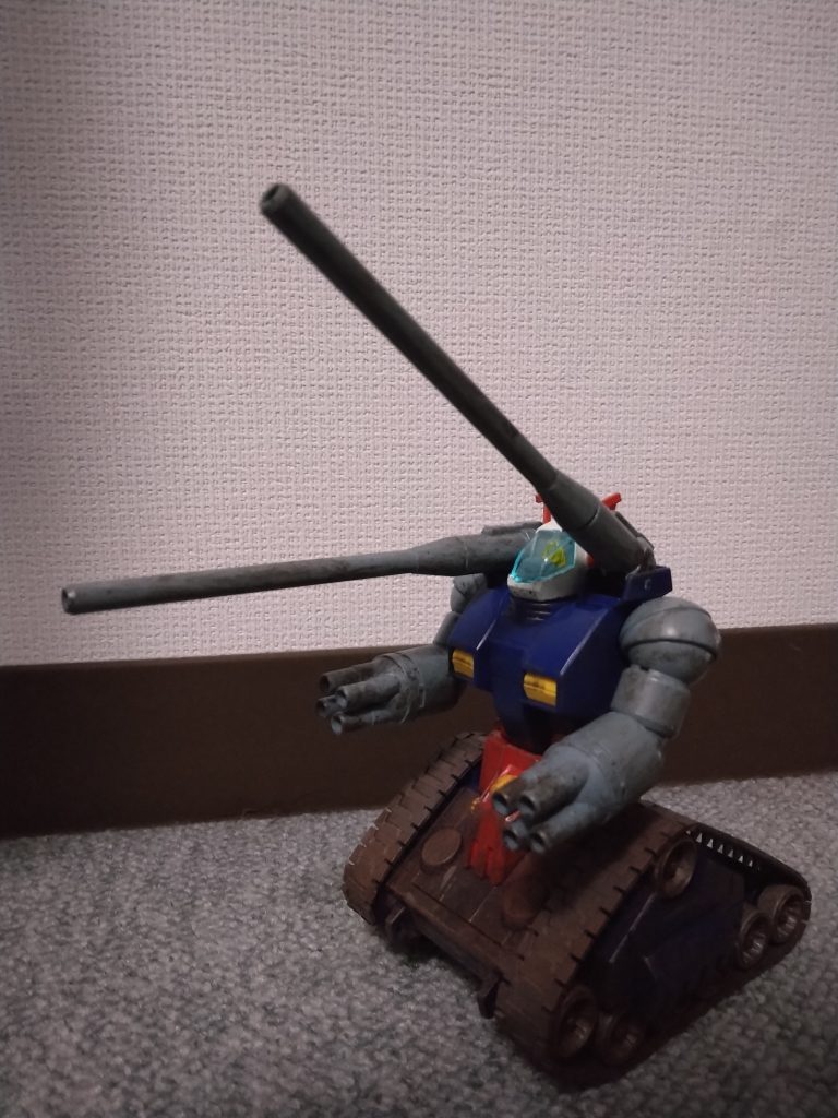 砲身を片方だけ上げてみました。日本海軍のように交互打ち方があったら。といったイメージ…ガンタンク自体は連射速度速いから実際はこんなことしないだろうけど。