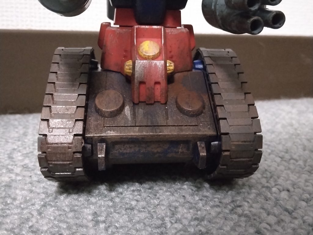 もうお気づきの方もいらっしゃるかもしれませんが、めっちゃ汚しを入れてみました。ジャブローでジオン軍襲来の時に出たら泥まみれになっちゃった…みたいなイメージで。…ジャブローでガンタンクって出撃してたかな…まあいいや。一応コアファイターが入ってる場所の周りは塗装がハゲて銀色の金属部分が見えてる感じにしました。