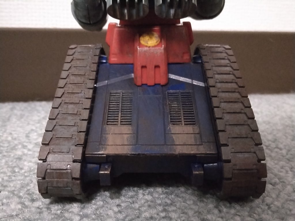 後ろ側はエンジンの排気、エンジンに入りそうになった泥を排気口近くから出してるようなイメージで。そういえばキャタピラの動力もガンダムと同じで核なのかな…?