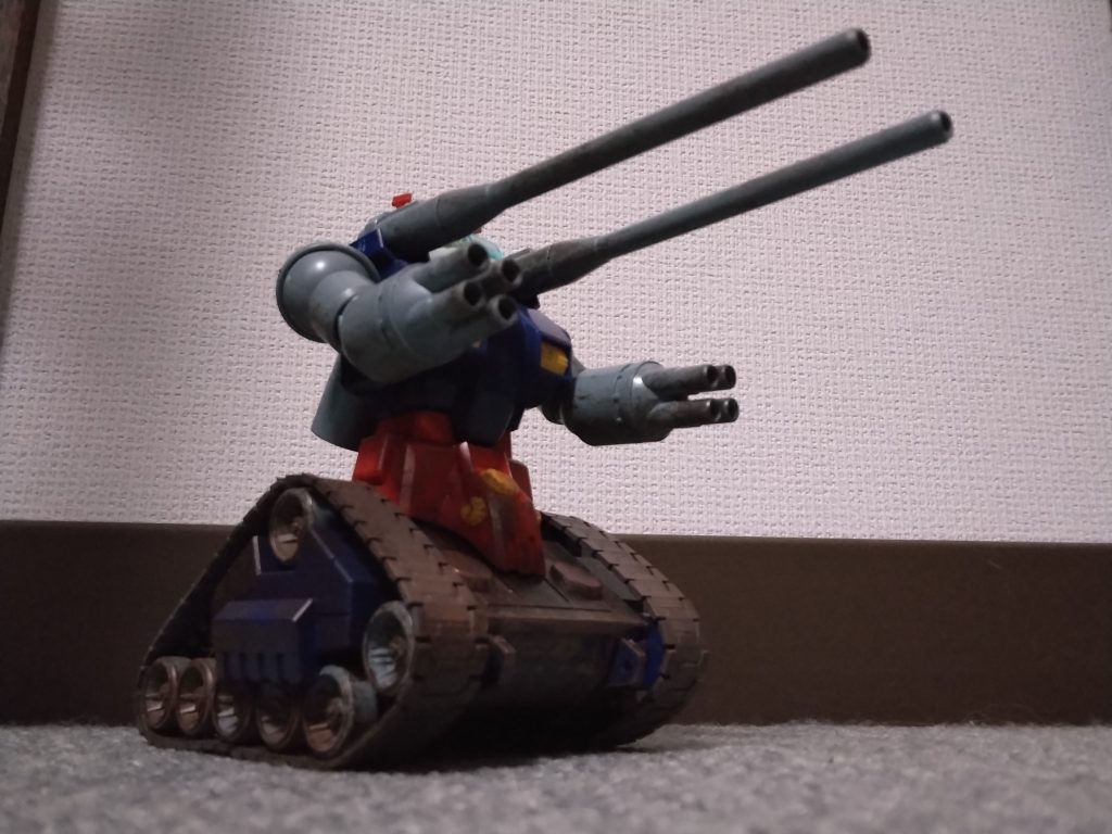 ガンタンクといえばこの構図。カッコいいなぁ…折角ならエフェクトパーツとかで、手のとこと方の砲身の先っちょが火を吹いてる感じに出来たら良いのに。なんて思ってみたり。