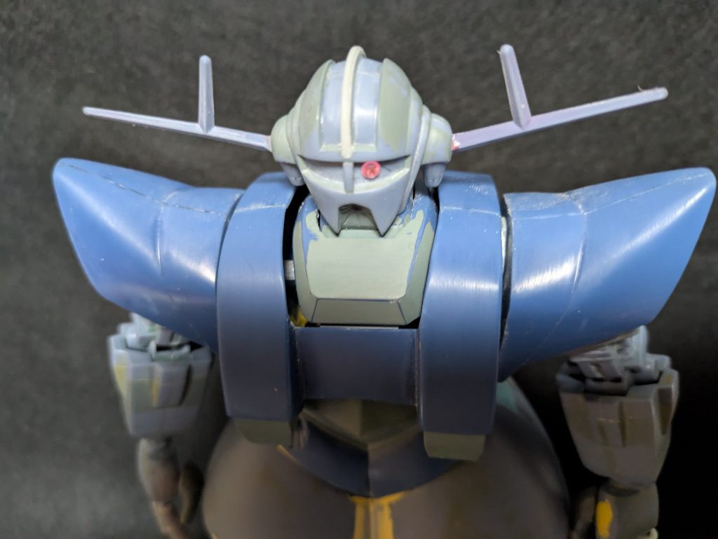 頭部は頭頂部のトサカを延長、フェイスを少しスリムに、首と襟部を可動化しています。