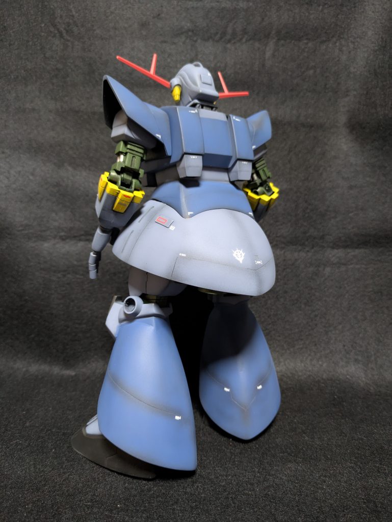 旧キットのジオングスカートはプッチンプリン並みに垂直なので中央で分離して幅増し、後部は10mm程度延長しました。