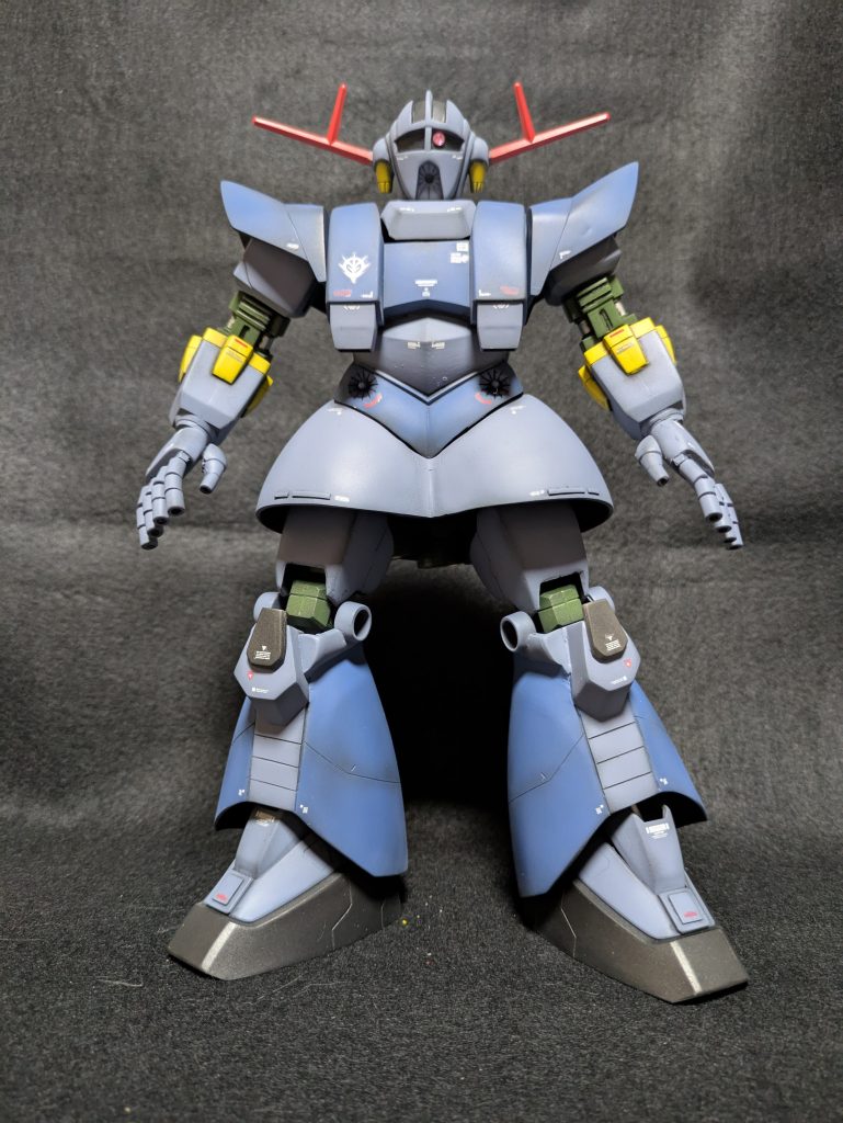 フェイス部の形状変更と首の関節増設、スカート部の形状変更、指の新造がメイン工作になります。脚部はMGのパーフェクトジオングになる様に改造しました。