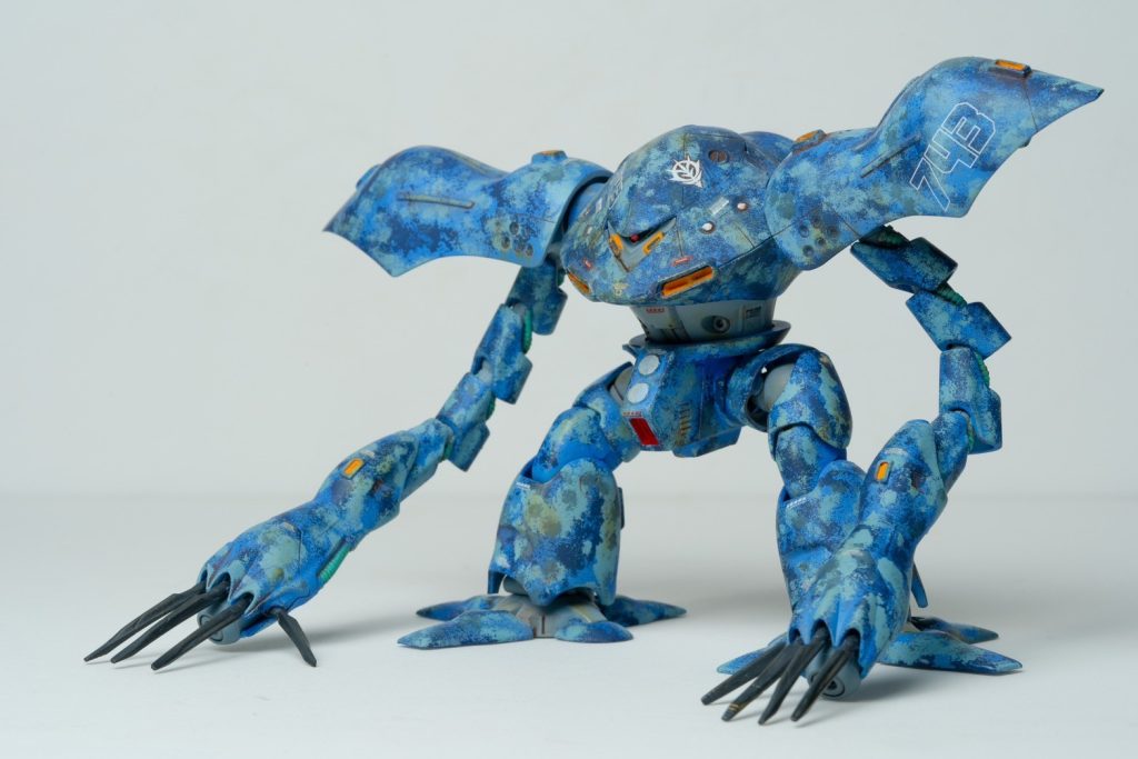 とりあえず被検体としてハイゴッグをチョイスしてみた理由としと全体的な異形なスタイルと塗装面積の広さで純粋に迷彩を施したらなんともいえない不気味さが出るのではとの狙いもあっての選択です。スカイブルーをベースにコバルトブルー、ブルーグレーなどの近似色を使用しての海洋迷彩色にしました。