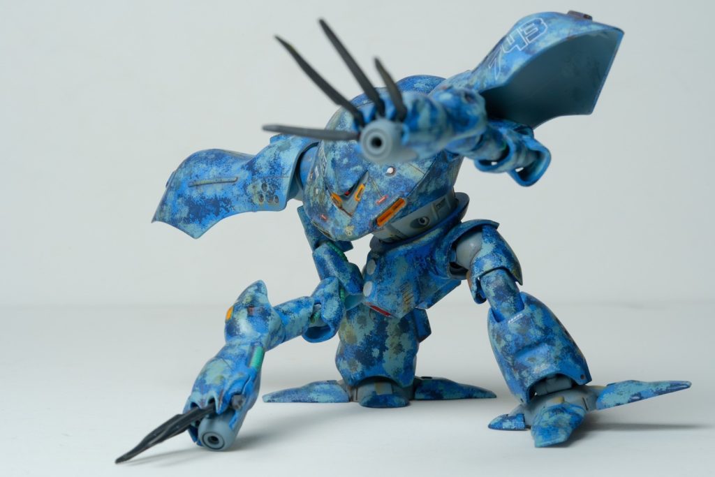 小工作として面積広めな所はスジ掘りでパネルラインをそれとなく増やしてみたりで思いつきと勢いで色々やってみたりしました。思った以上にインパクトが出てなかなか面白い工作になったと思います、ジオン系MSにはミリタリーテイストに振り切った仕上げがやはりマッチするのかななんて思ったりもしたのでまた別の迷彩パターンもチャレンジしてみようかと思います。