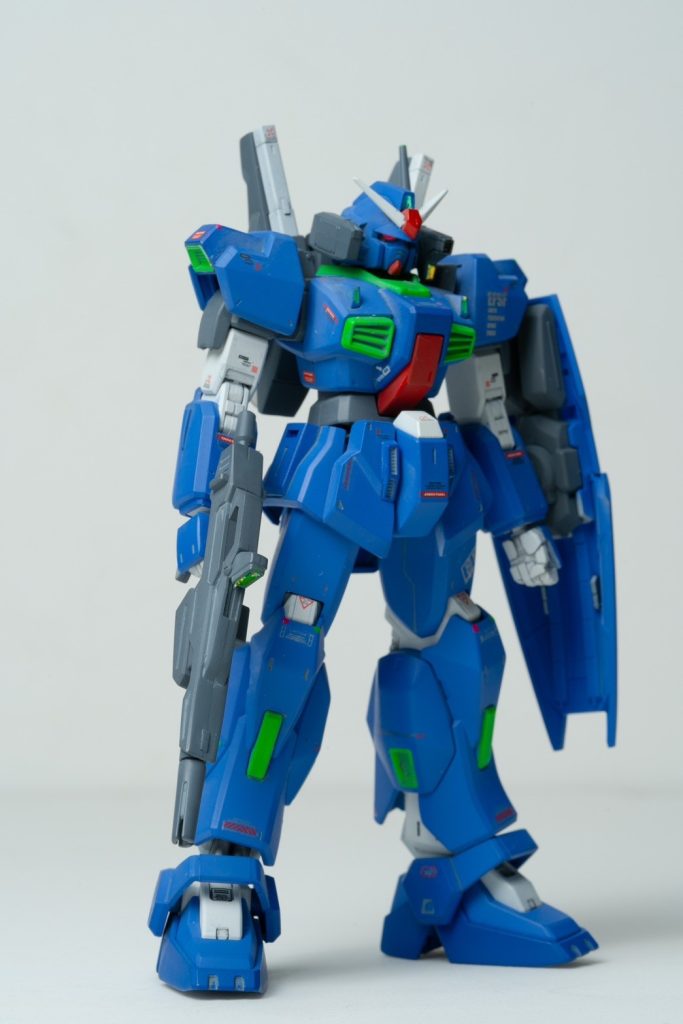 さてこのMkⅡ、ナイトシーカーからの機種転換とはいえヴァースキーには「冗談が過ぎますな」と、言わしめた機体になりますがそりゃそうだわなと妙に納得した記憶がありますwヴァースキー本人もまさか自分の乗機が因縁浅からぬコイツだとは、しかし読者としてはサービス演出としてはたまらん展開で喜びに震えました。それくらいカッコよかったんですよ。