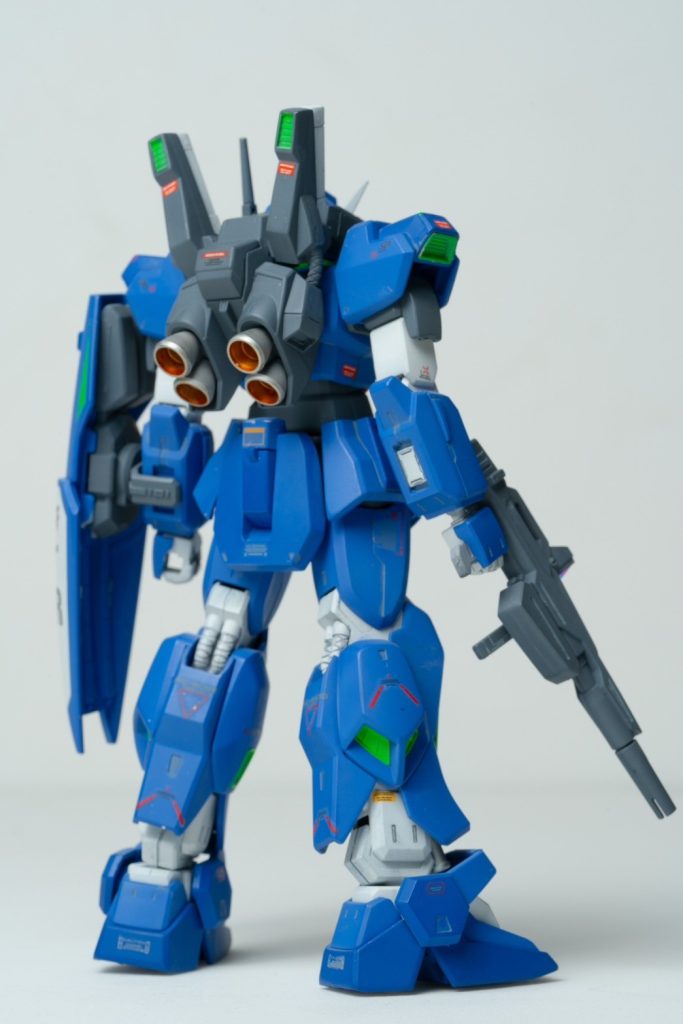特にカラー変更と配色を少し変えたくらいですがほぼ青一色の機体はハンブラビを彷彿とさせる色合いでなかなかロマンに満ち溢れています。個人的には配色的にBD2号機っぽい印象を受けましたがそれ以上に感じた既視感の正体は古の時代に出会った「Gアームズ」に登場したマスクコマンダーのまさにそれでした。当時に元祖SDガンダムを買った事がある世代の方にはきっと解って貰えるかと。