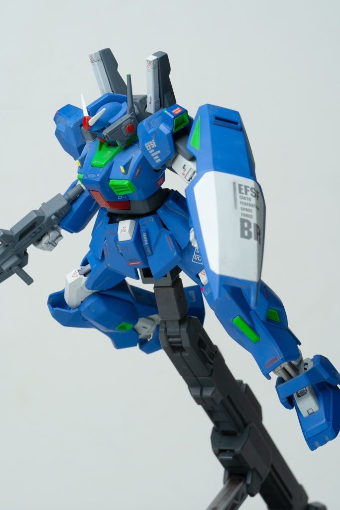 各種デカールと変更フィルムを一部に使ってあっさり風味で組み上げてみました。ティターンズカラーの青も良いですがこのカラーリングもかなり刺さります。 