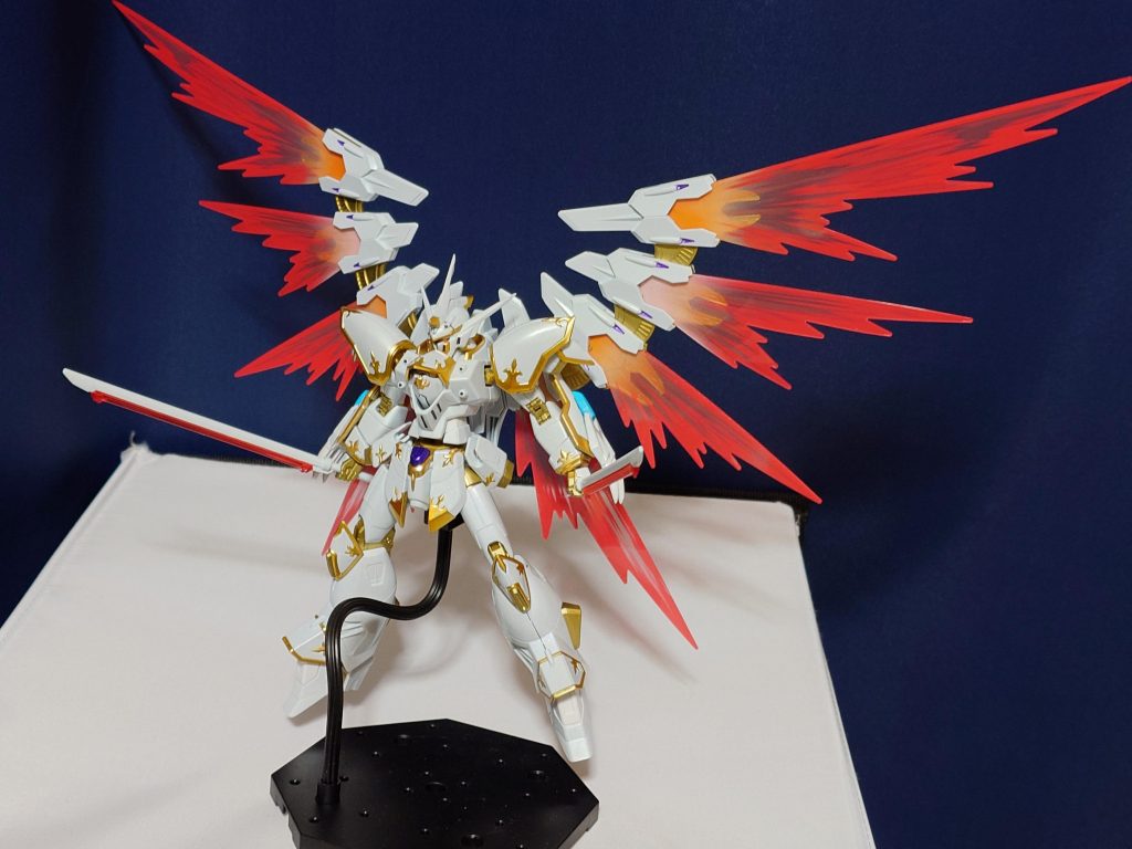 明るいゴールド部分→ガンダムマーカーエアブラシイエローゴールド暗いゴールド部分→ガンダムマーカーエアブラシゴールド  白部分→クレオスのホワイトパールを3回吹きかけ→プレミアムトップコートの光沢仕上げバックパックの細かい紫部分→ディスペイのメタリックパープルの水性マーカーにて塗装腰前の紫部分→タミヤスプレーのメタリックパープル 武器→クリアパーツの裏側を蛍光レッドにて塗装(ブラックライトで光ります)写真では分かりにくいですがパール感がとても上手く出せたかなと思いますゴールドの色を分けているのがポイントです