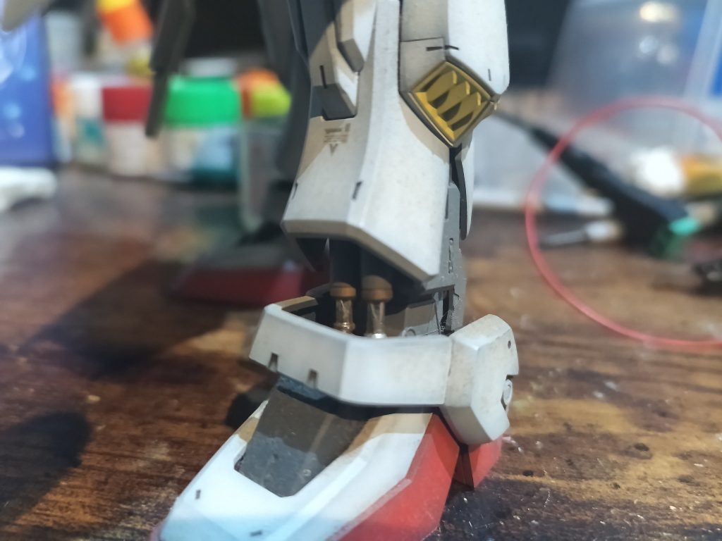 分かりにくいですが、足首シリンダーも塗り分けてます👍