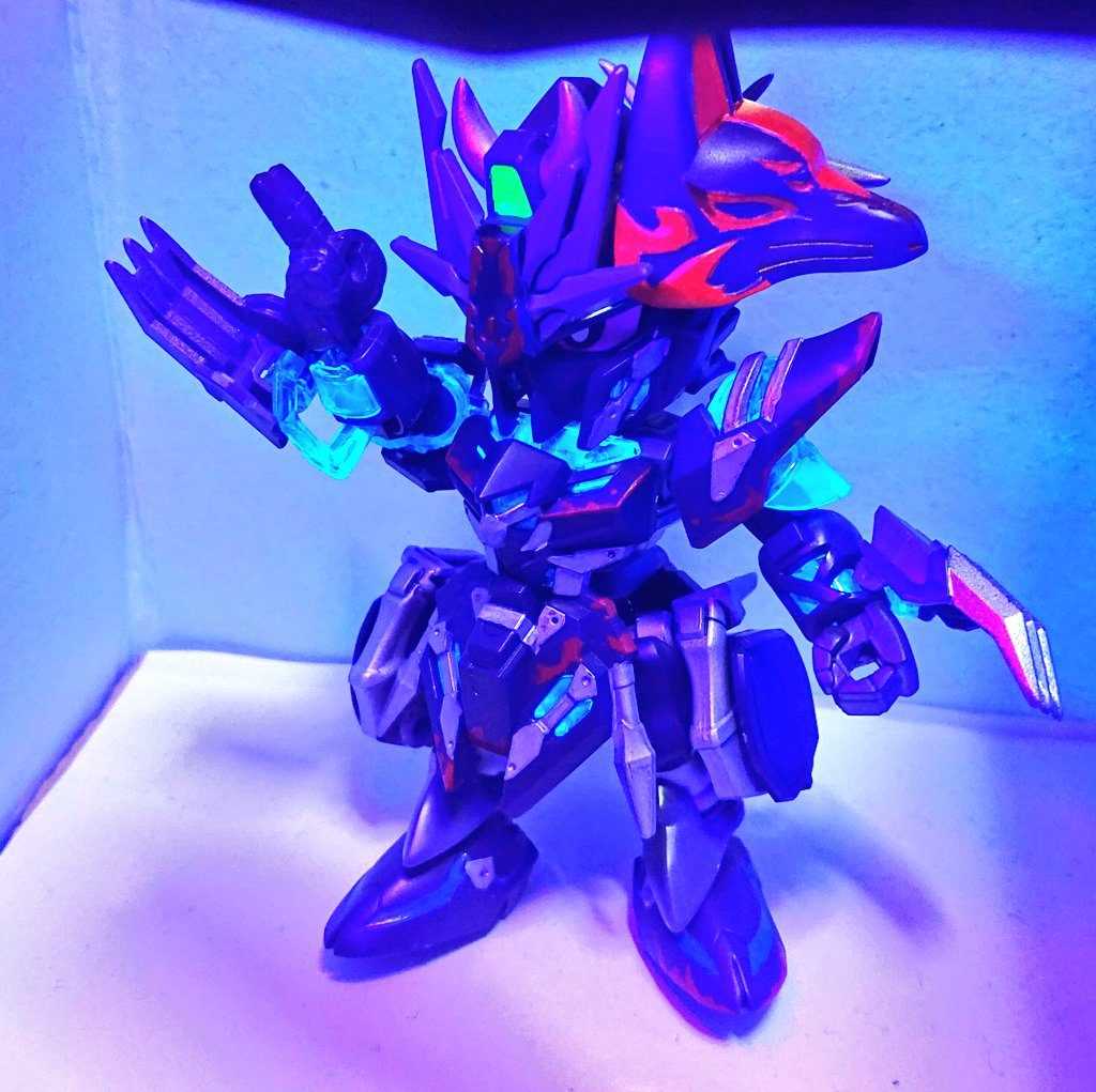 ブラックライトで光るようにしています