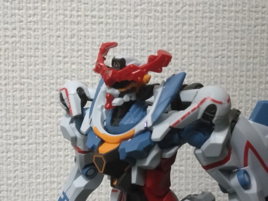 ヘッドパーツ。今までに見たことないアンテナの動き、ガンプラではどうなるのかな…と思っていたら頭丸々差し替えになってましたね。頭が二つ入ってるってスゲえ。