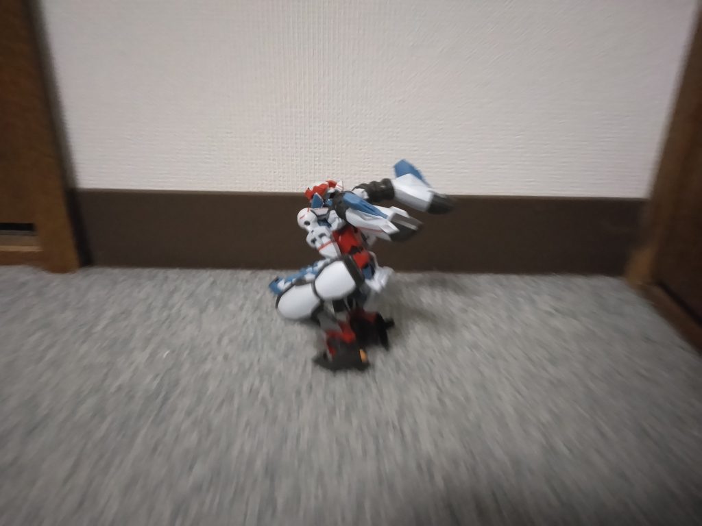 カタパルトからの発進シーンっぽく。こんなにしゃがめるガンプラって見たことないよ。2重間接じゃないって言われても一瞬疑いそうなレベル。っていうか足の構造上普通の土の上だと沈みそう。