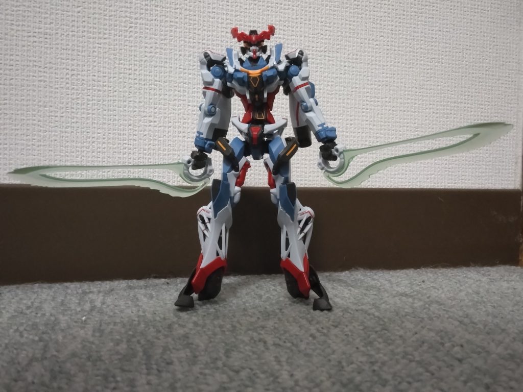 とりあえずサーベル両手持ち。これがサーベルだと!?最初はそう思いました。経常的にぶん投げて相手にダメージを与えるヤツかと思いましたよ。