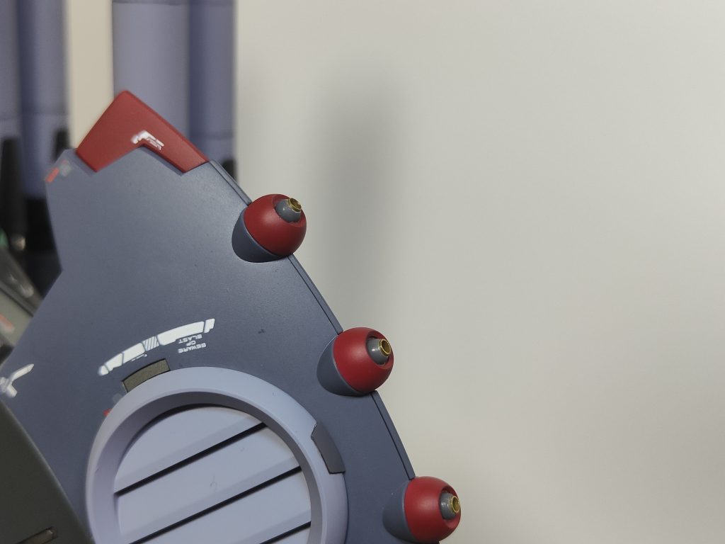 ネフェルテム503は開口してコトブキヤの3mmボールジョイントに置き換え砲口はビームエフェクトに合わせて1.8mmの真鍮パイプを埋め込み