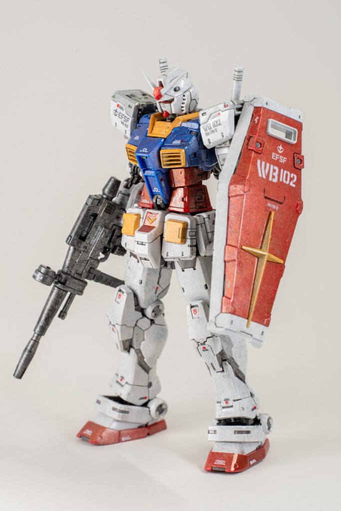 本体は主に各色アーミーペインターを2色以上重ねてまだら模様に仕上げています。