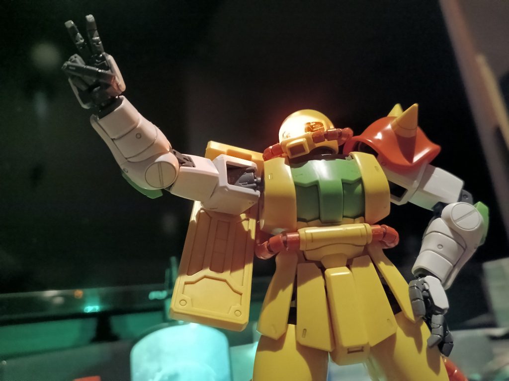 ショルダーアーマーはイエローとオレンジで同じパーツが入ってたんでスパイク部分は色違いに😁👍