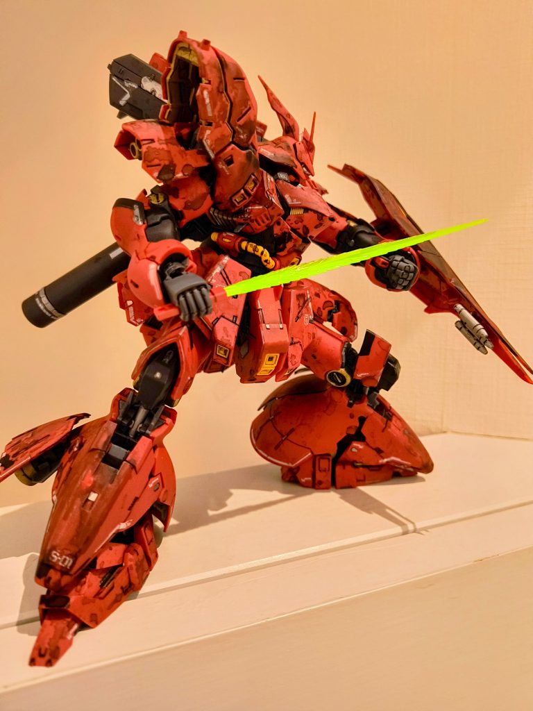 個体差だとは思いますが、全体的にはめ込みが硬く、特に肩と胴体が苦労しました。おかげで引き出し機構のある左肩のジョイントが折れました。