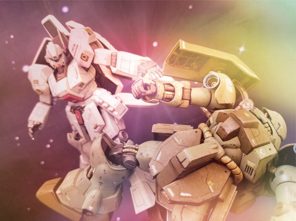 その時、そのギラ・ドーガの腕を掴んだジェガンが居た。そのジェガンはそのままライホのゲルググに近付いて来る。