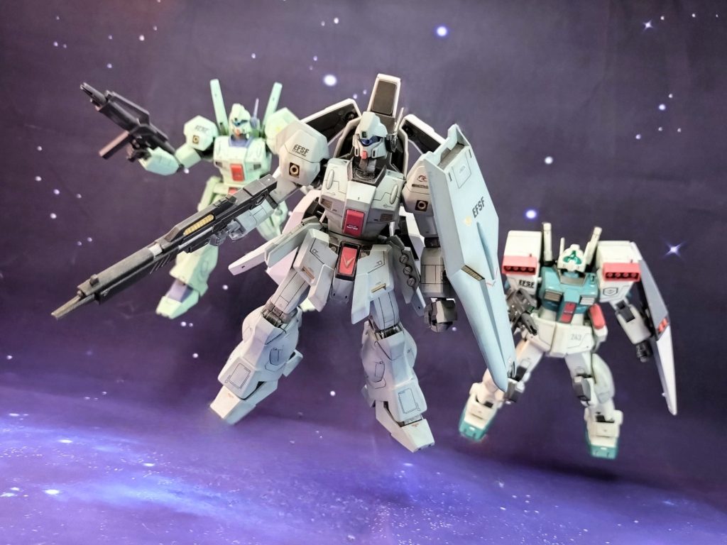 ネオジオン艦隊の投降と見せ掛けた奇襲によりルナツー港湾ゲートを塞がれ、身動きの取れなかったルナツー艦隊が、ようやく出港してネオジオン艦を追い掛けてアクシズ宙域に辿り着いた。「まったく…シャアが素直に投降するワケ無いだろうが…港の外で警戒するのが当たり前だというのに、なーにが儀礼だ。俺が動かせる隊だけでも外に出しておければこんな事には…」ネオジオンの狙いは核弾頭を奪う事のみで、それは既にアクシズに運び込まれたらしい。平和ボケした連邦首脳のせいとはいえ、僅か数隻の艦艇で大要塞ルナツーへ強盗に入る度胸と手並みは敵ながらあっぱれだ。