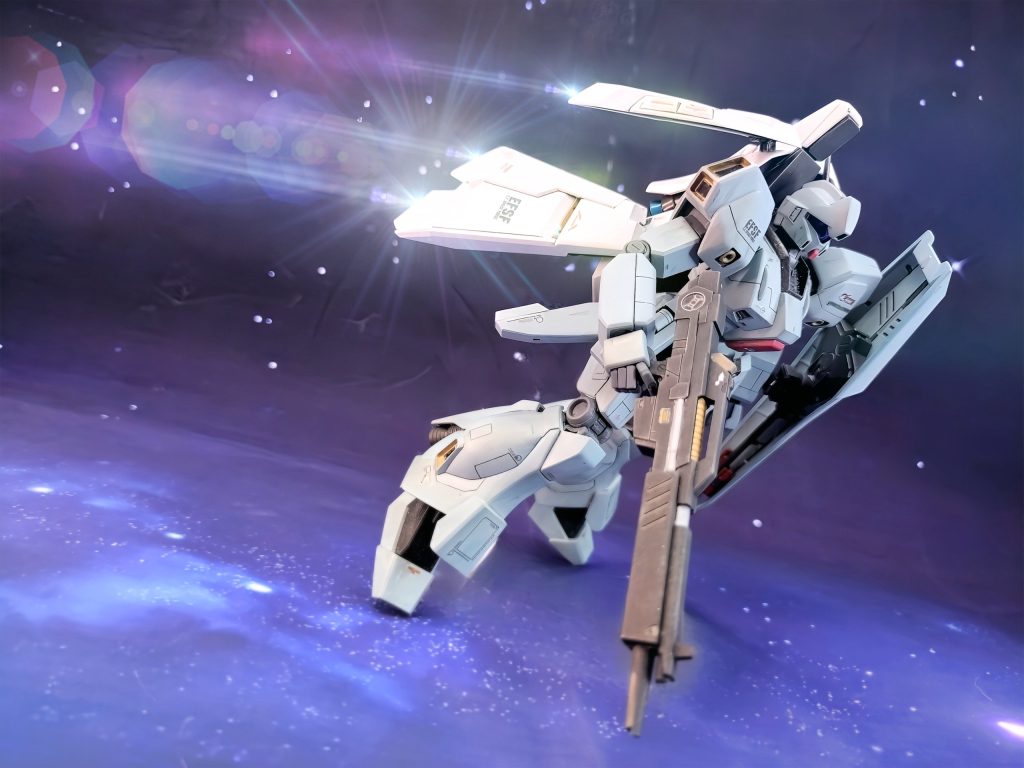 ユウ・カジマ。かつてブルー・ディスティニーと呼ばれる試作機を駆り、一年戦争でMS撃墜数100機以上を記録したエースである。その機体色と鬼神の如き闘いっぷりで敵味方から “蒼い死神” とも呼ばれた。終戦後連邦軍は、元々非公式プランであったBD・EXAM計画を廃棄、“無かったこと” に。そのパイロットであったカジマも、その華々しい戦績とは裏腹にその存在を隠すかのように日陰の閑職に回された。階級が高いことも災いし、長らく前線とは無縁でグリプス戦役、アクシズ抗争の時もMSで出撃する機会は無かった。彼はそれを逆手にアナハイムと個人的にテストパイロット契約を交わし、関係を深め、今ではこうして、本来ジムⅢが配備されるルナツー艦隊に於いてアナハイム製の新型機ジェガンを自機とする裁量を得ていた。