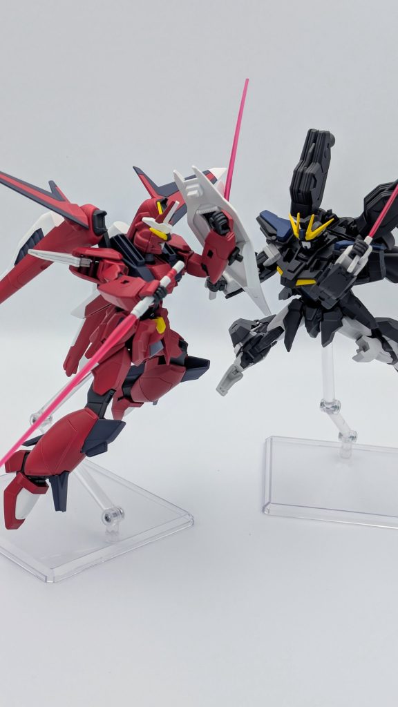 ここまで見て頂いてありがとうございます!最後に、以前投稿したヴィサスストライクガンダムと一緒に。大分昔のガンプラでしたが、結構しっかりした造りなので素組みでも結構良い感じです。顔と関節さえ良くすればそれだけでかなり見栄えが良くなります。もし良ければ👍やコメントをして頂けると非常に嬉しいです!