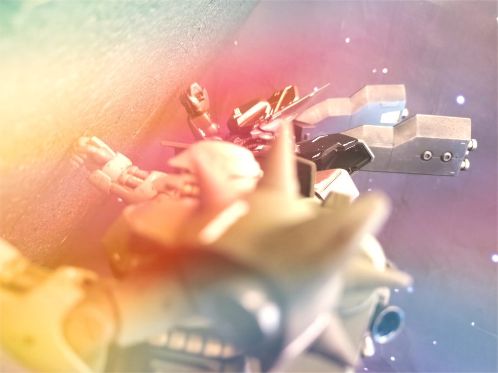 アクシズは既に大気圏の表面を撫で始め、MSには危険な高度になりつつある。それでも指を咥えて見ているという選択肢は無かった。その場の全ての連邦機がアクシズの先端部に殺到していた。カジマもあと10数秒でアクシズに到達するという時に、ジオンパイロットのものと思われる無線が聞こえてきた。確かによく見るとジオンMSも数機アクシズに取り付いている。「METAL WALL、我々も!」「バカ野郎!戻れ戻れ!燃えるぞ!お前らの機体じゃ保たない!」「何言ってんですか!ゲルググの方が旧いですよ!」更にその奥からかすかにBGMのようなものも聴こえる。戦闘中にBGM…「なんか…昔、そんなヤツが…居たな…?」記憶を辿ってみる。…BD1に乗っていた時に北米の小さな基地で対峙したグフだ。更に近付いてみると、あの時のグフと同じカラーリングのゲルググ?の様な大型機が居る。「…いずれ何処かで改めて対峙したいとは思っていたが…そうか…生きていたのか」何という巡り合わせか。