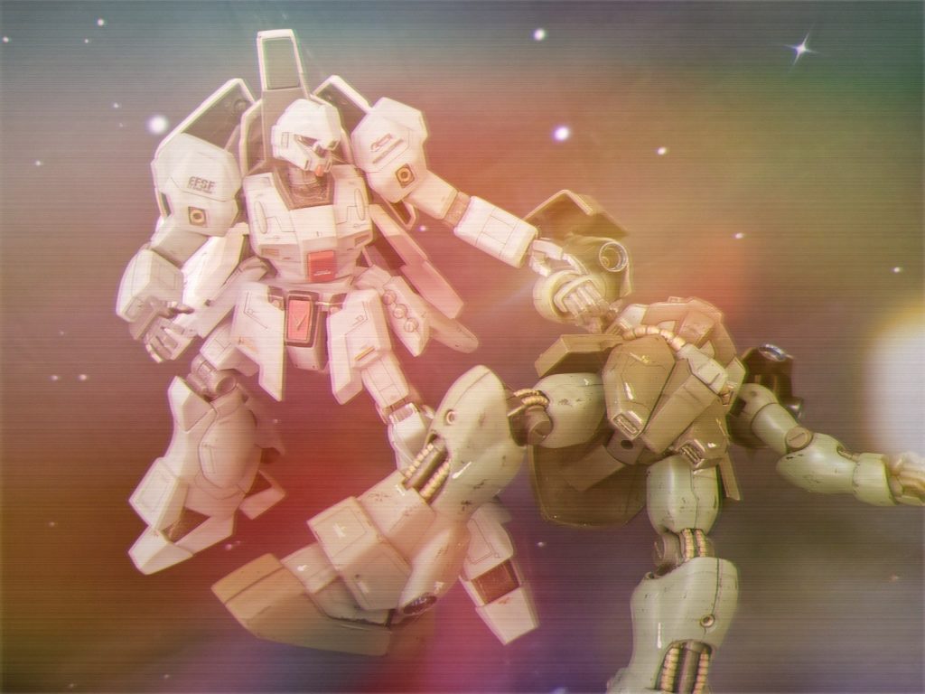 その瞬間、ギラ・ドーガが吹き飛ばされた。大気の壁の圧力と熱に耐えきれなくなったのだ。「言わんこっちゃない!無駄死にするなと言っている!」ゲルググのパイロットだろうか。悲痛な叫びが響いた。カジマは思わず手を伸ばして、奇跡的にそのギラ・ドーガの腕を掴んだ。今ここでアクシズを支えている者に敵味方は無い。心からそう思えた。